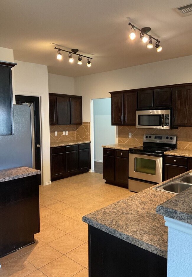 Foto del edificio - NEW IN MANAGEMENT - AVAILABLE NOW!