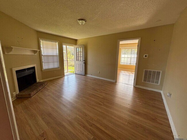 Foto del edificio - 1654 Clear Lake Ave