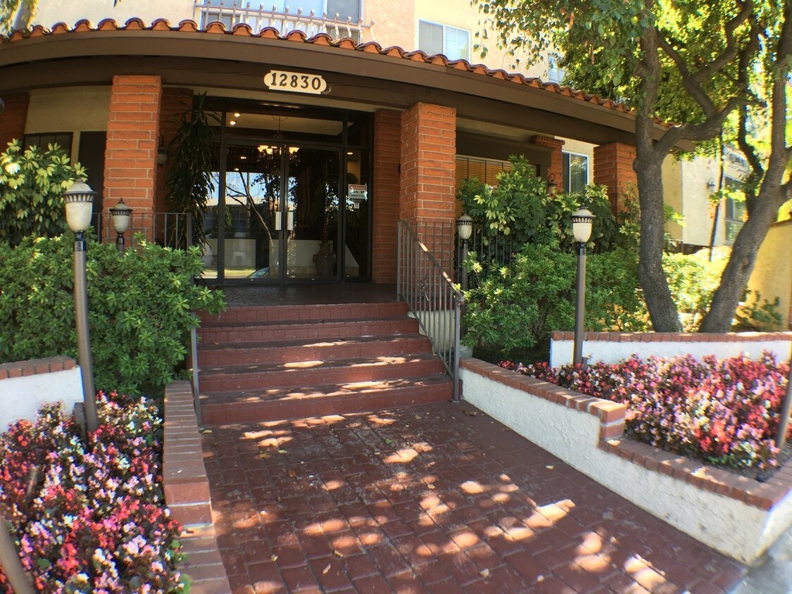 Primary Photo - 12830 Burbank Blvd