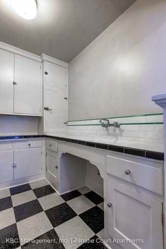 Building Photo - Studio, 1 bath Apartment - 708 NW 20th Ave