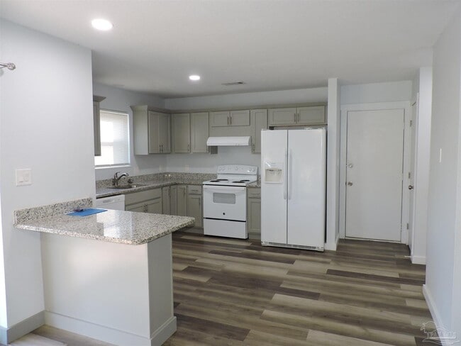 Building Photo - 526 Briarwood Dr