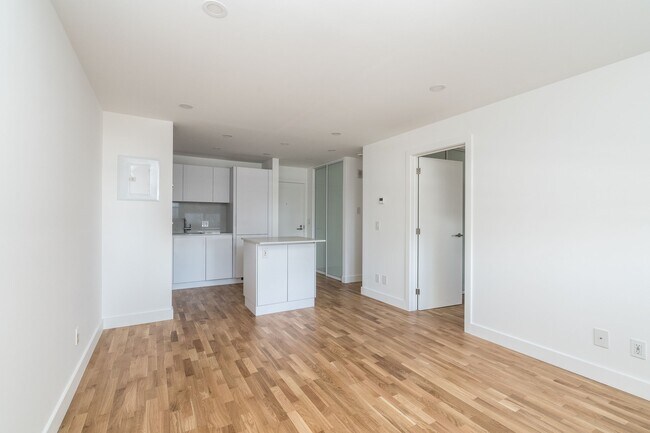 Building Photo - 230 Oak St