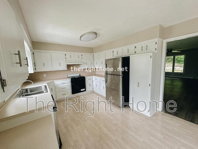 Foto del edificio - 5141 Raven Oaks Cir