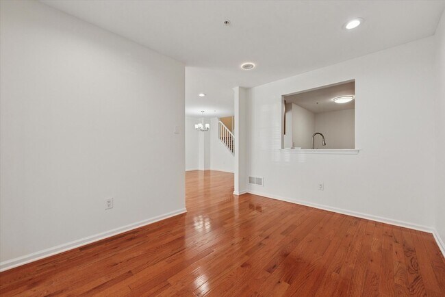 Foto del edificio - Beautiful 2BR/2.5BA Townhome in Byers Stat...