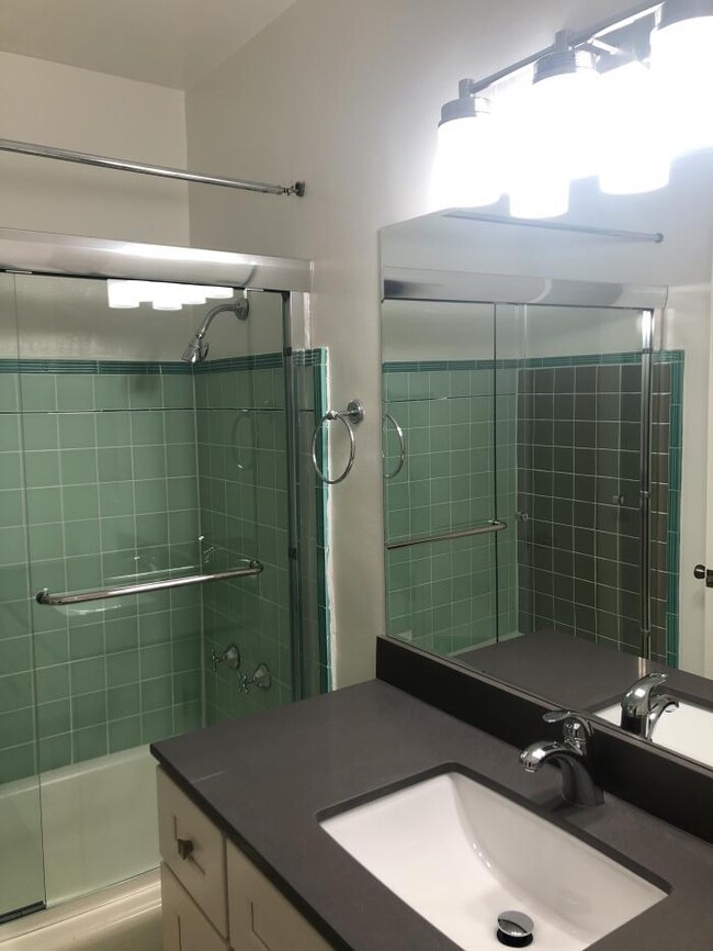 Building Photo - 1 bedroom in Oakland CA 94610