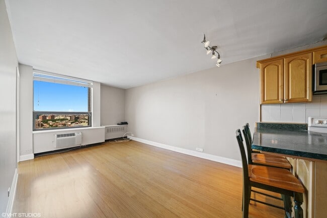 Foto del edificio - 1455 N Sandburg Terrace