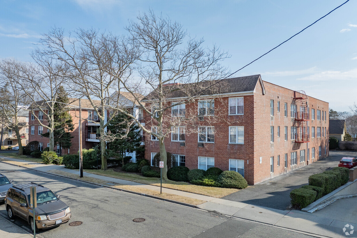 Primary Photo - 30 Lenox Rd