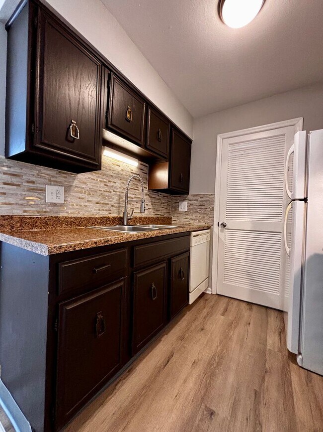 Foto del edificio - Newly Renovated 2 bedroom 1.5 bath townhou...