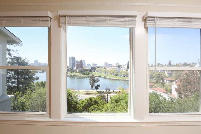 Building Photo - OPEN HOUSE: Sunday (11/23) 12:00pm-12:20pm.  Top Floor 2BR/2BA apartment with sweeping views of L...