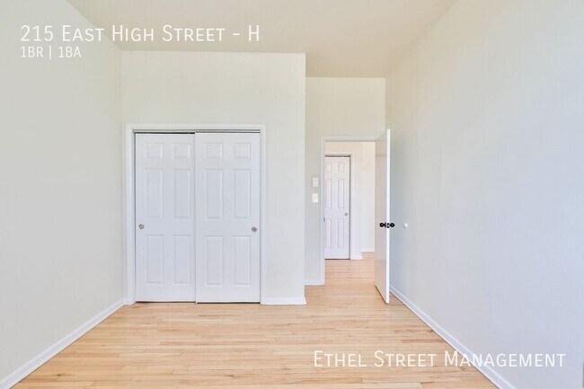 Foto del edificio - 215 E High St