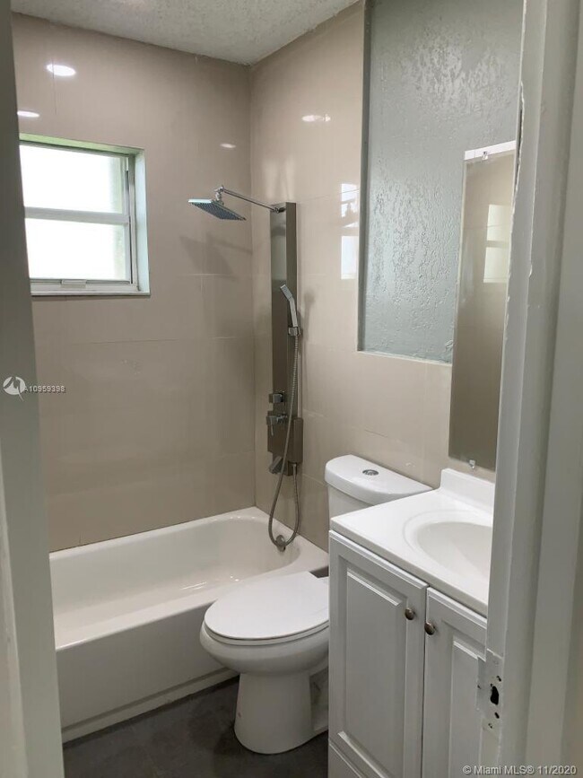 Foto del edificio - 2217 NW 8th Ct