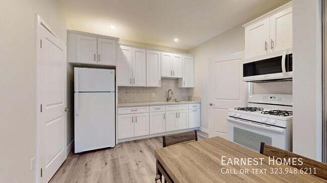 Foto del edificio - 7051 1/2 White Oak Avenue-