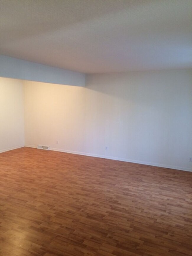 Foto del edificio - 5541-5547 Christopher Ct