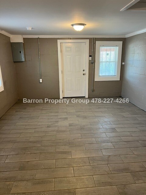 Foto del edificio - 2431 Monroe Ave