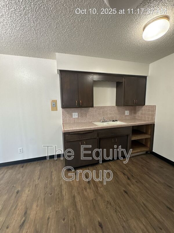 Foto del edificio - 2837 W Walnut Ave