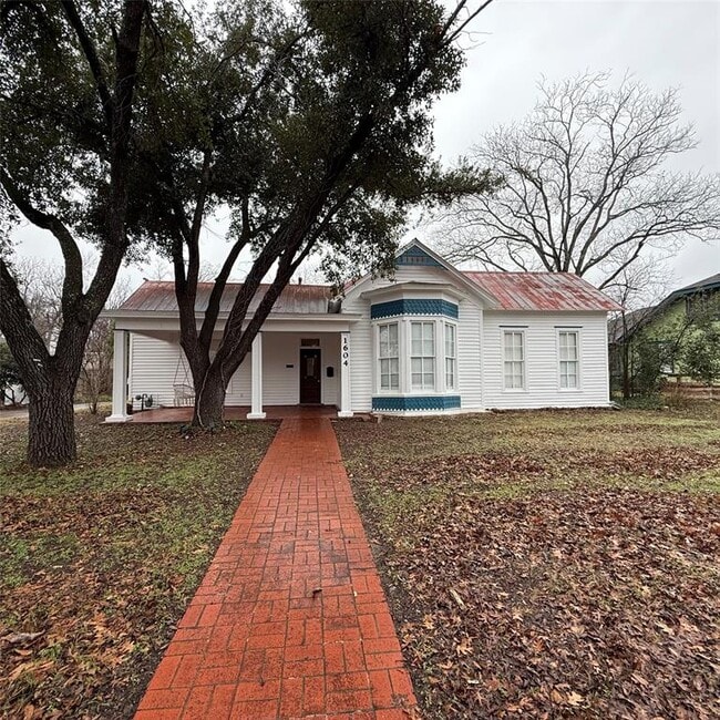 Building Photo - 1604 S Austin Ave