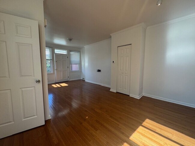 Foto del edificio - Available August 1, 2025; Lease will end J...