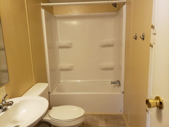 Building Photo - 146 E Caroline St