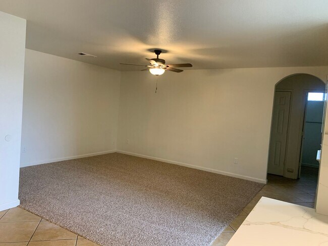 Building Photo - 3 Bedroom, 2 Bath home in North Hanford