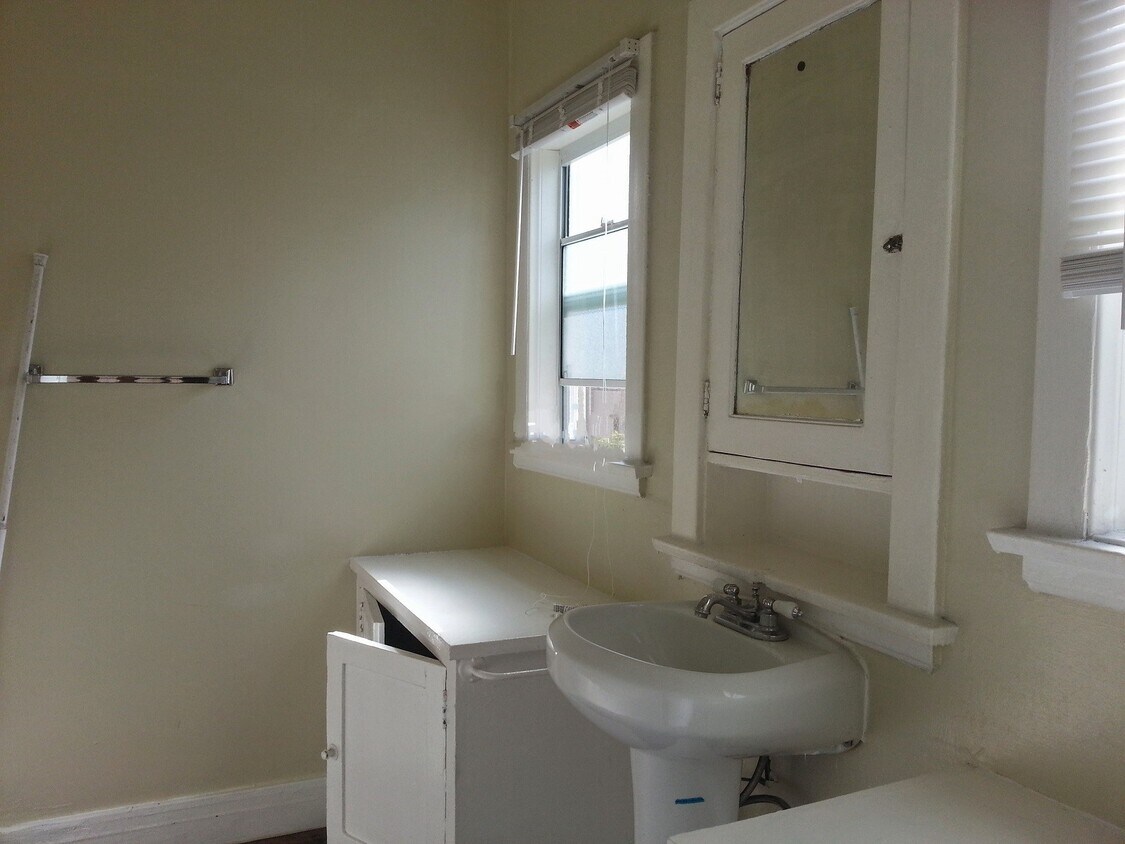 Building Photo - 456 S Kenmore Ave