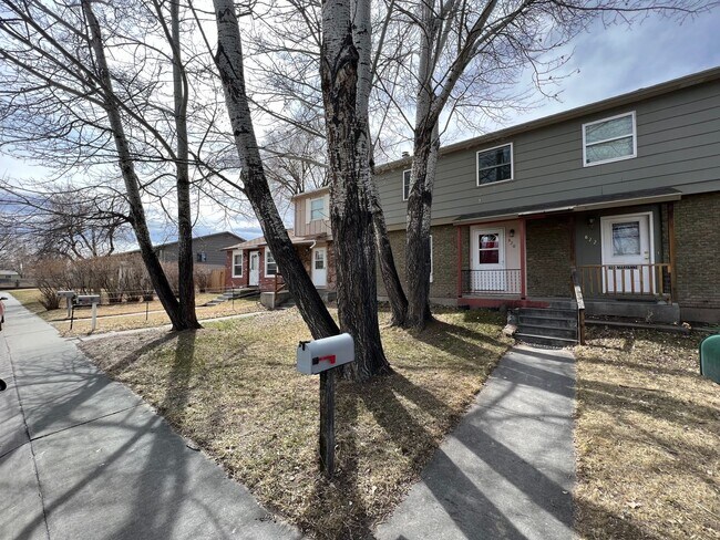 Foto del edificio - Very Nice 2-3 Bedroom, 1.5 Bath Townhome With 2 Car Garage