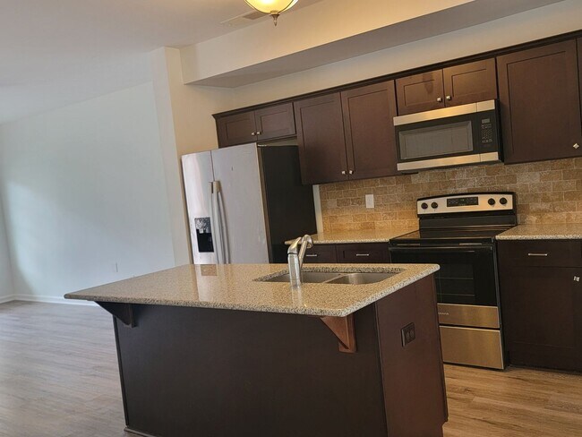 Foto del edificio - Looking for a New Construction Feel—Without the New Construction Price?