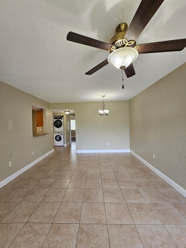Building Photo - 1049 Golden Lakes Blvd