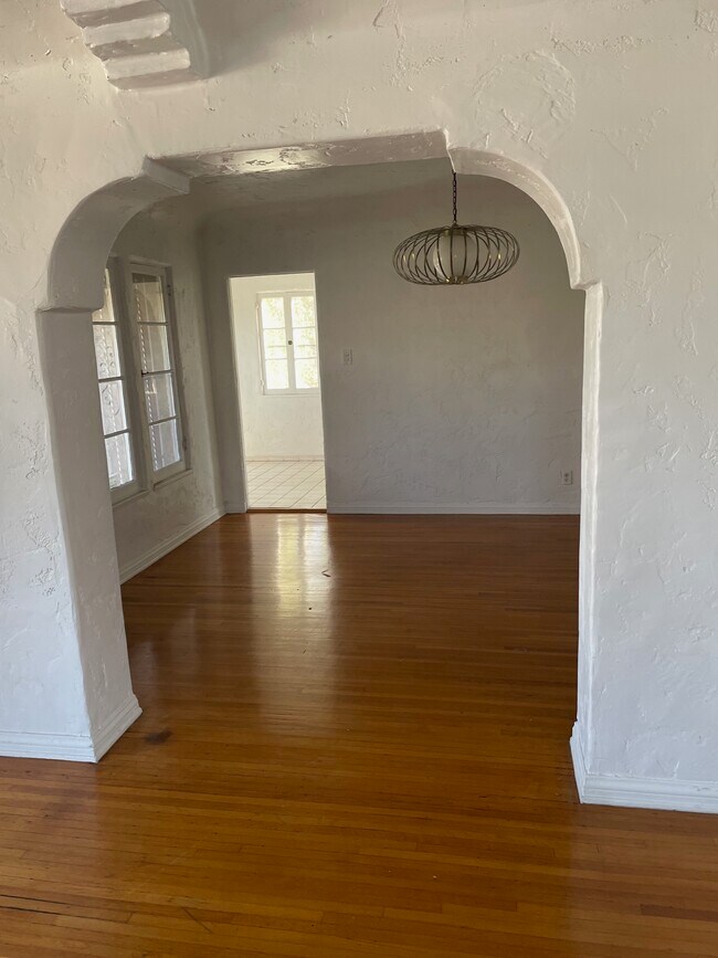 Comedor formal y sala de desayuno detrás. - 1416 Ellsmere Ave