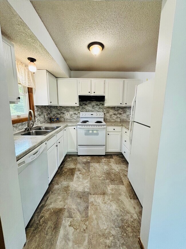 Building Photo - 940 E Travelers Trl
