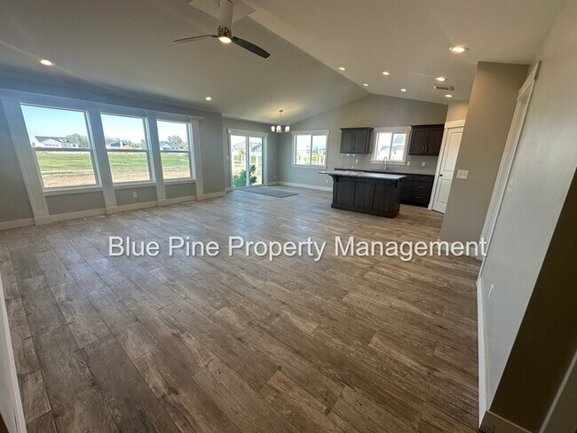 Building Photo - 3881 E Hemlock Ln