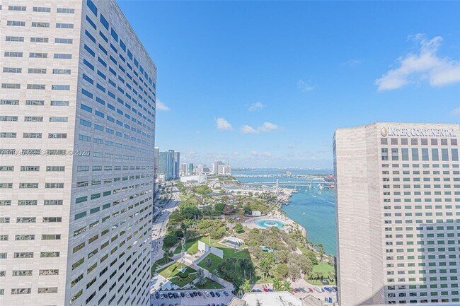 Foto del edificio - 325 S Biscayne Blvd