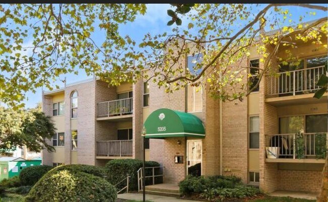 Foto del edificio - 5205 Duke St