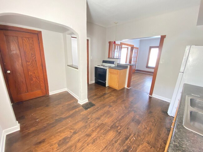 Foto del edificio - 8 E Hillcrest Ave