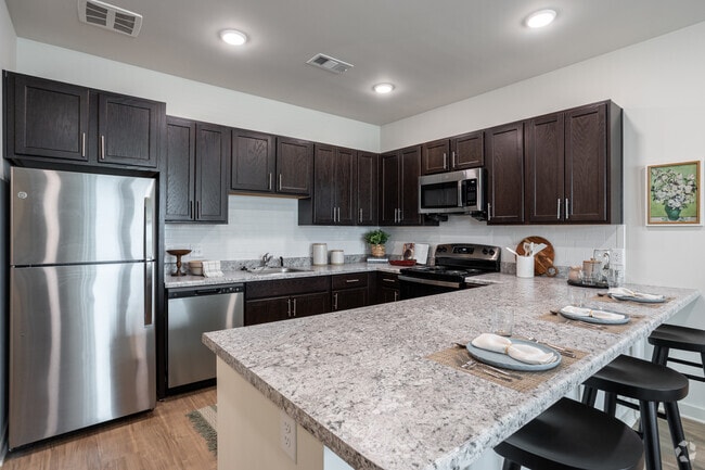 2BR, 2BA - 992SF - Kitchen - Walton Trail