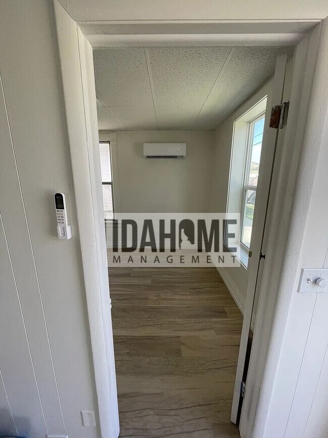 Building Photo - Halliday