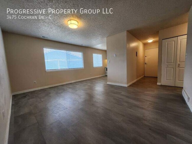 Foto del edificio - 2-Bedroom Apartment: Modern Upgrades, Conv...