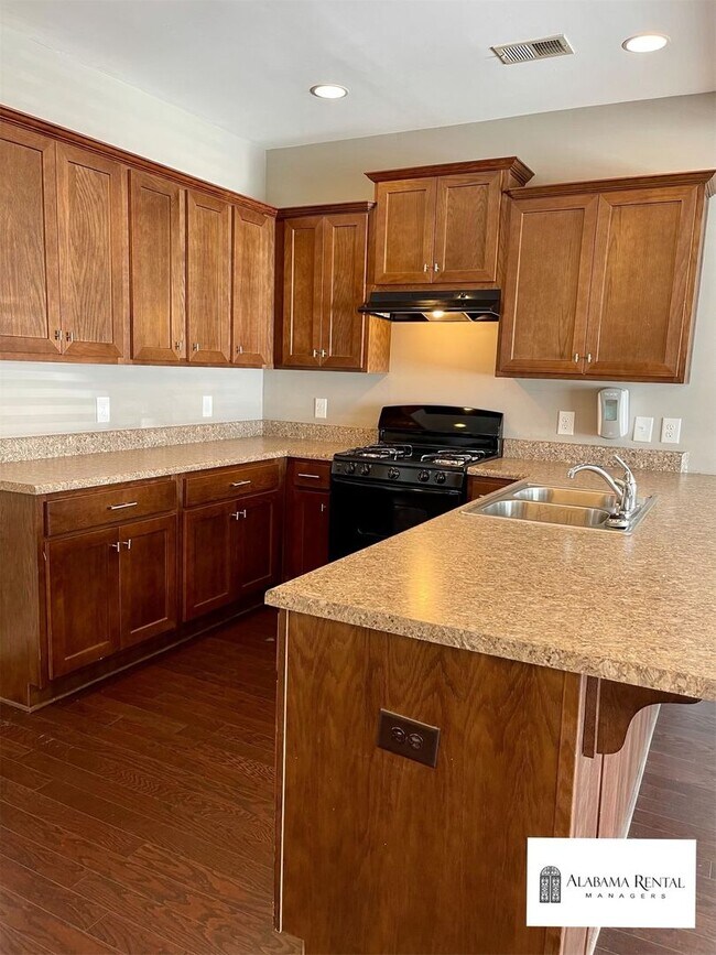 Foto del edificio - Townhome for rent in Chelsea!  Available to View Now!!!