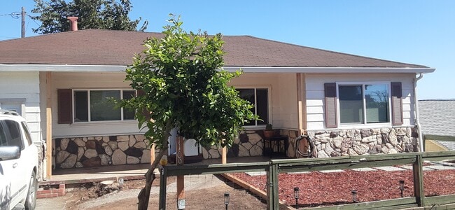 Building Photo - 1109 Rowena Dr