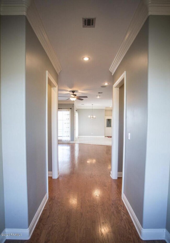Building Photo - 1003 Southlake Cir