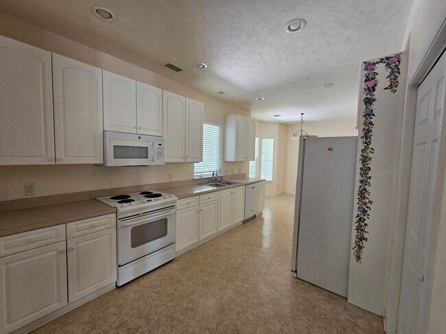Foto del edificio - 413 Cypress Dr
