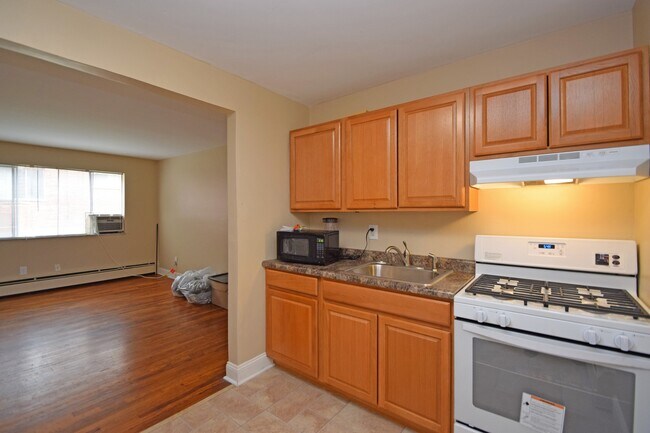 Upgraded kitchen - your cabinets are white! - 3764 Bonfield Dr