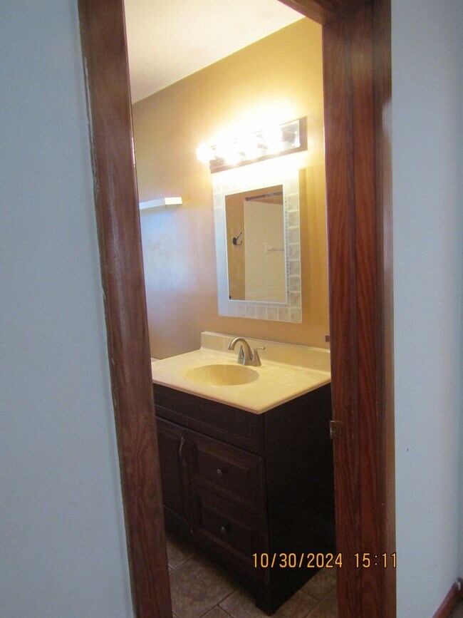 Building Photo - 3 BED / 1 BATH SINGLE FAMILY