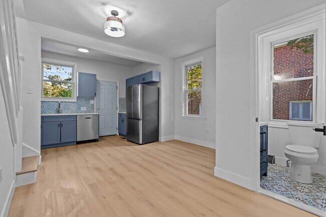 Building Photo - 2716 Woodsdale Ave