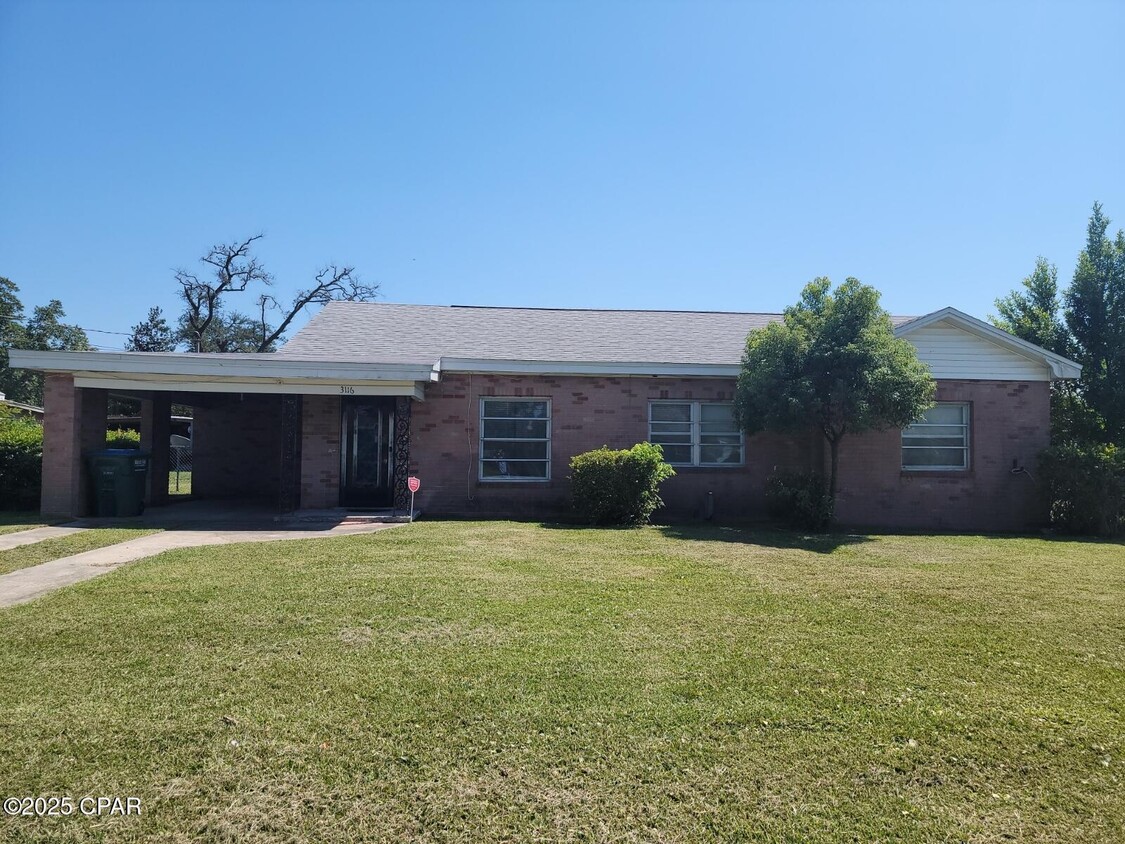Foto principal - 3116 E 3rd St