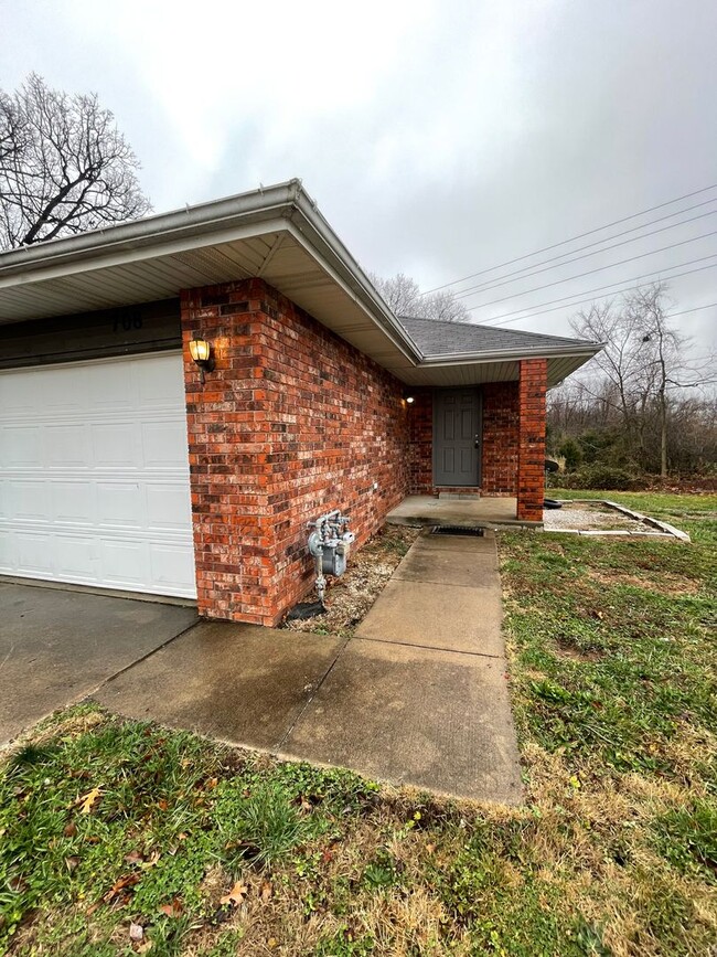 Building Photo - Available now remodeled 2 bedroom 2 bathro...