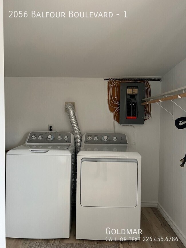 Building Photo - Bright and spacious East end upper 2 bedroom unit