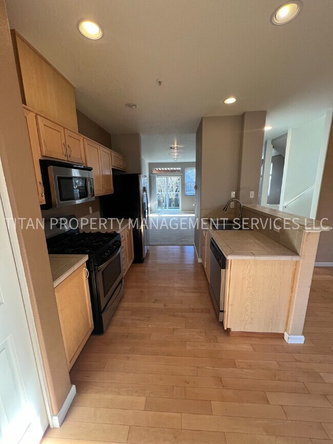 Foto del edificio - Beautiful Three Story Townhouse with Gas Fireplace, Balcony & 2-Car Garage