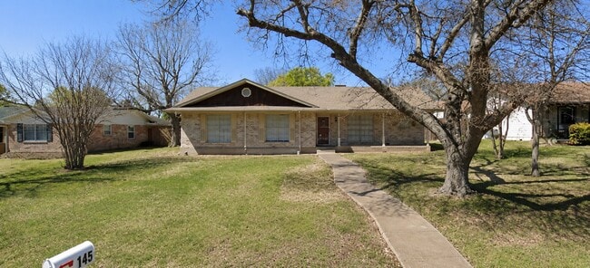 Foto del edificio - 145 Cloudcrest Dr