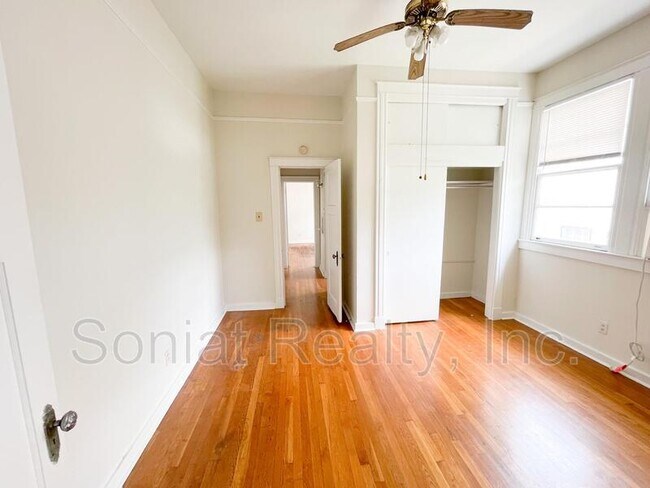 Building Photo - 3933 Prytania St