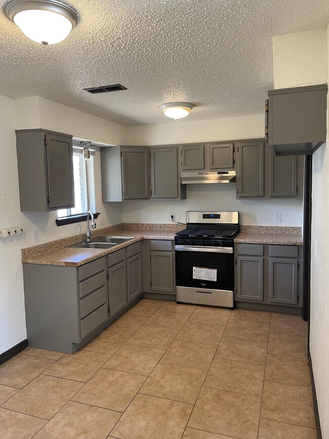 Photo - 1113 Berwyck Dr House